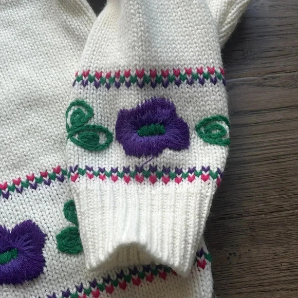 Avocado | Vintage 80’s 90’s Made in Hong Kong knit sweater / embroidered flowers - Picture 5 of 11